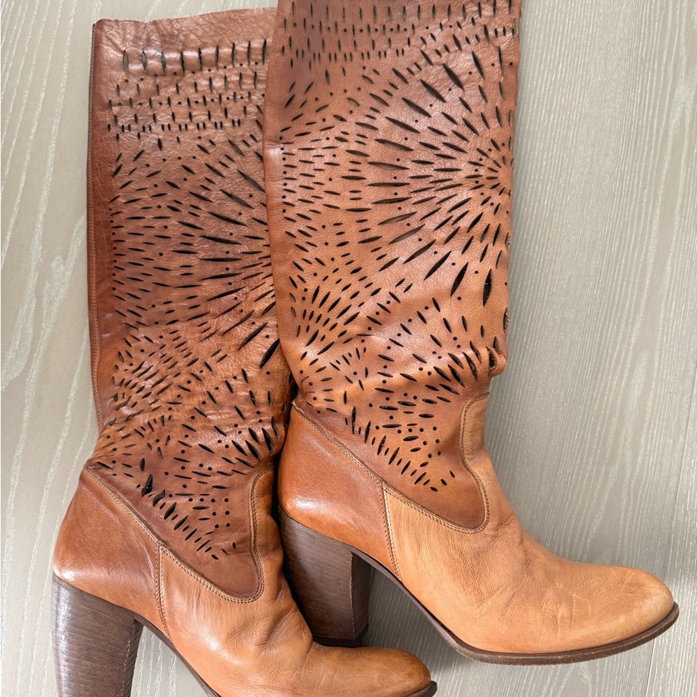 Vero Cuoio Tan Leather Heeled Boots with Cutout Design